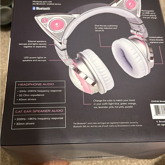 Ariana Grande limited edition headphones - Picture 2 of 2